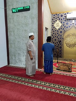 H. Usman Salim Muadzin utama Masjid Al Muhajirin mensupport Muadzin pendamping